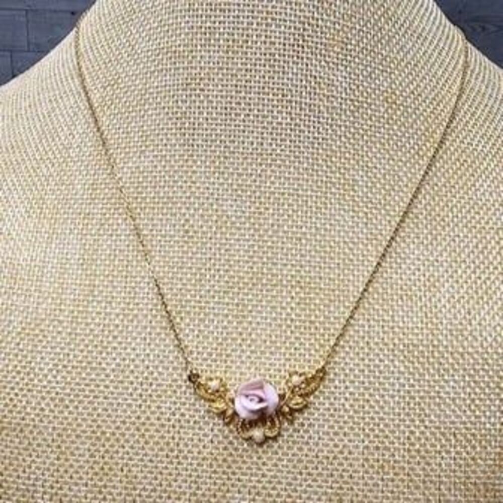 Vintage AVON Porcelain Rose Pearl Gold Tone Pendant Necklace 18"L